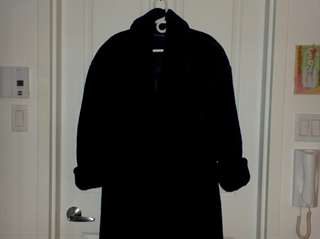 Manteau noir en fourrure synth&#233;tique