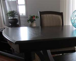 Mobilier de salle &#224; manger impeccable.