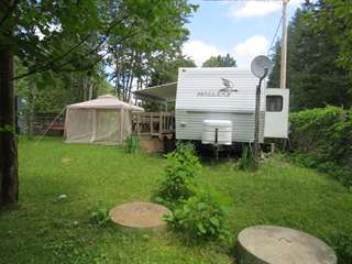 Terrain avec roulotte