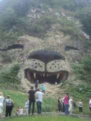 l'HOMME QUI VOIT LA FOURMI NIORE DANS LA NUIT NOIR