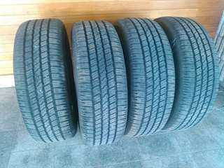 **PRIX RÉVISÉ** PNEUS 275 60R20 à vendre