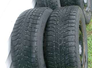 4 pneus d'hiver Michelin 235 60 R16 sur roues